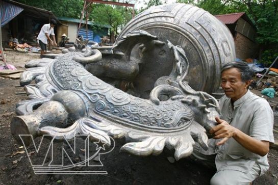 Artisan Nguyen Van Ung casting the 6-ton bell, which was hung in the bell tower of Dong Loc T- Junction Relic in Ha Tinh Province on July 20. (Photo: VNA)